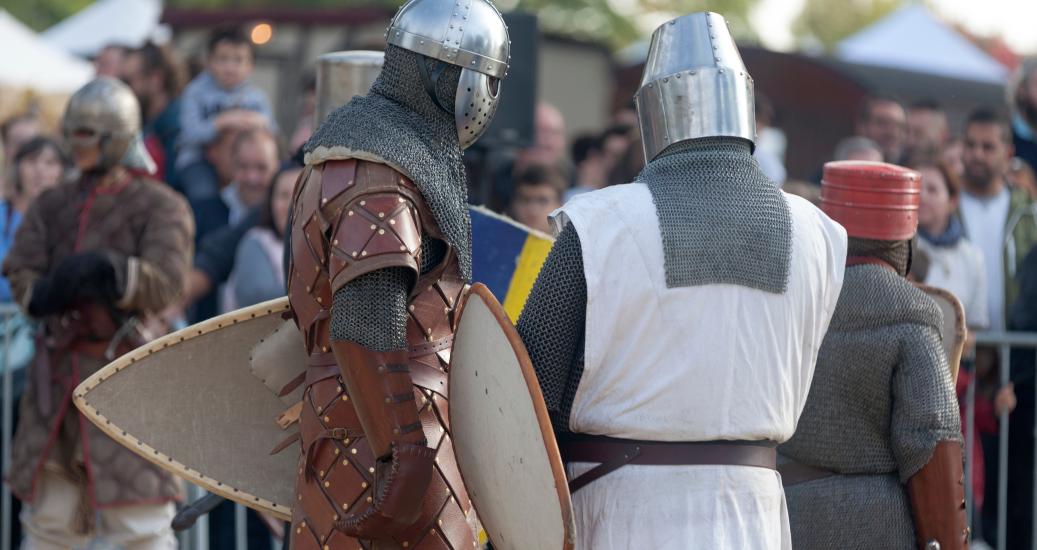 Deux personnes en tenue de béhourd