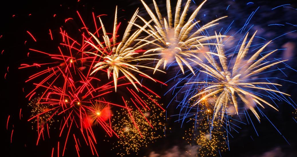 Feux d'artifices rouge balnc et bleu