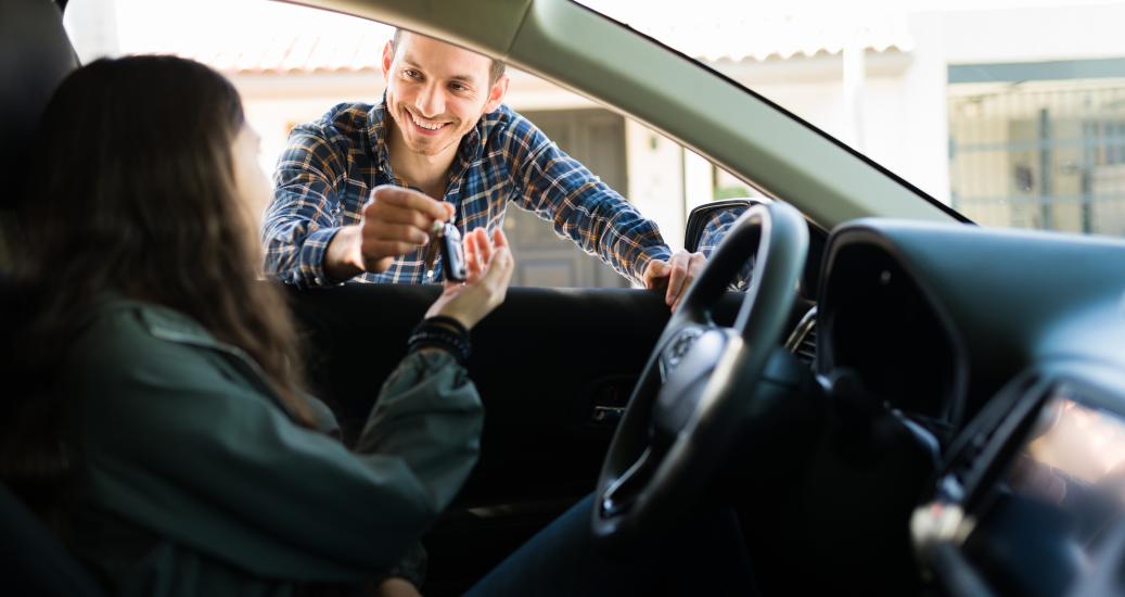 Père donnant clé voiture à sa fille
