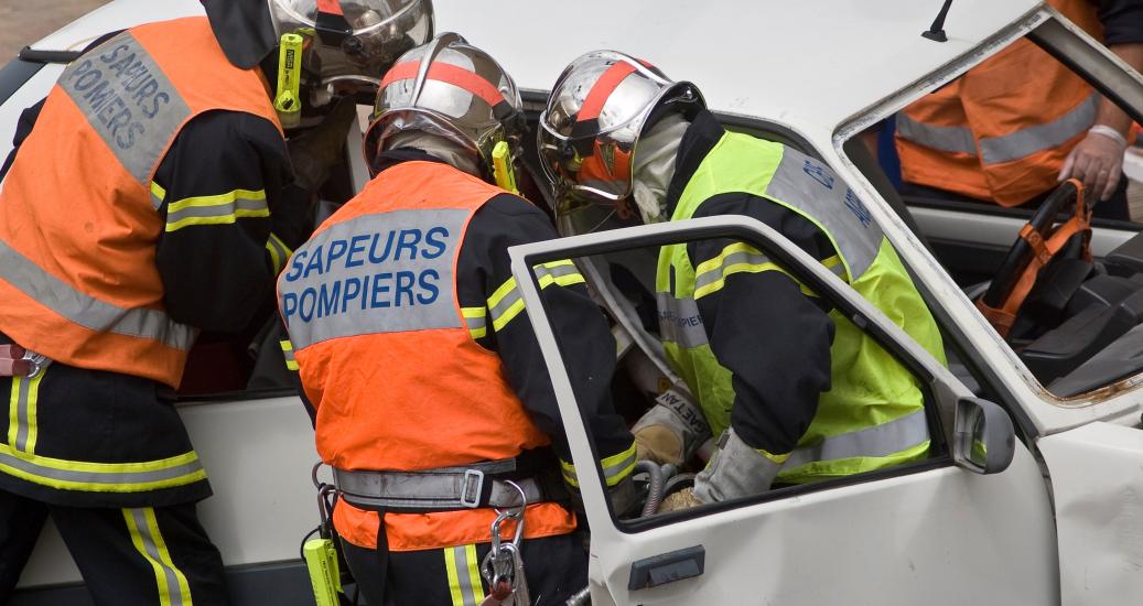 Pompiers sur un accident de la route