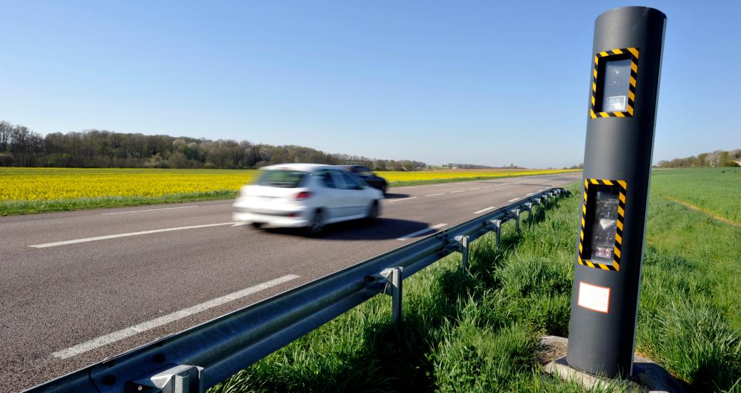 Un radar sur le bord d'une route