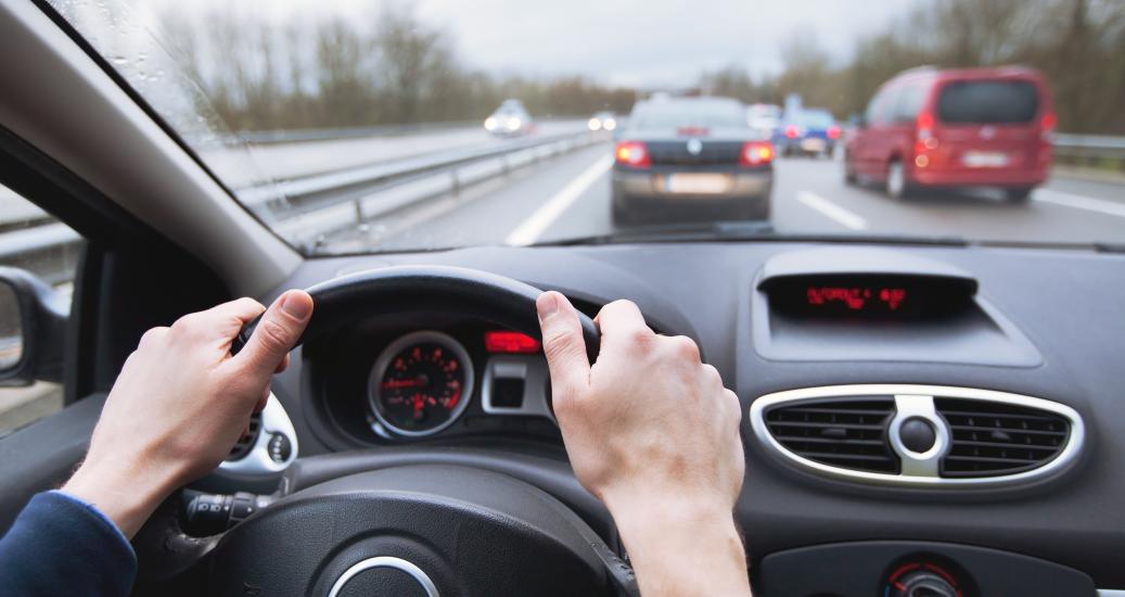 voiture sur autoroute