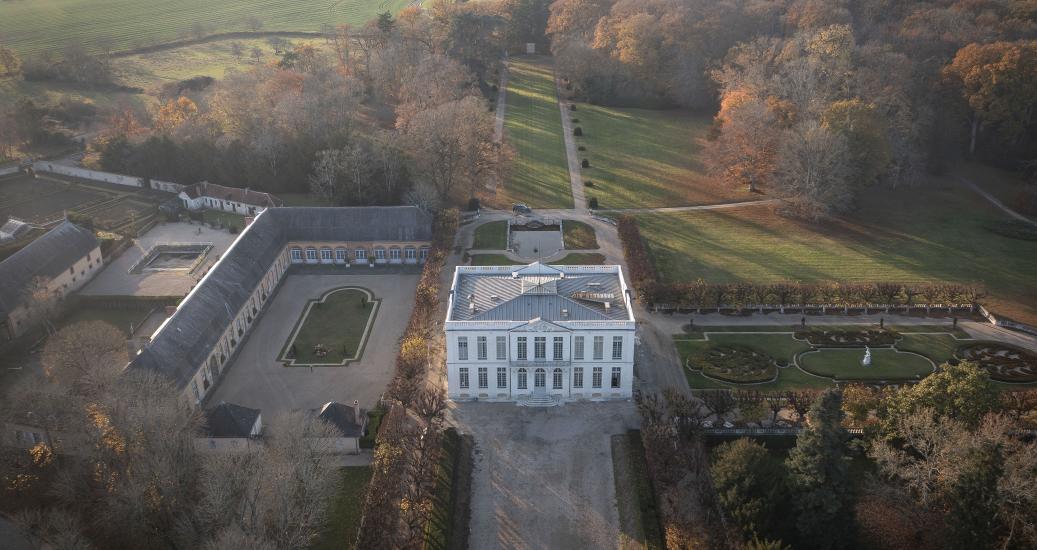 Château de Bouges, vue aérienne depuis l'est.jpg