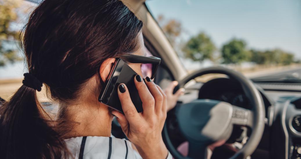 Une femme téléphone en conduisant