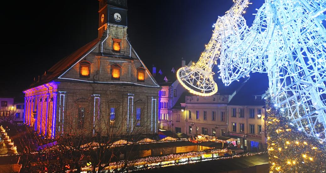 Vu du marché de Noël sur la place Saint Martin depuis le balcon de l'hôtel de ville