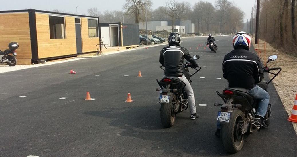 2 motards sur la piste