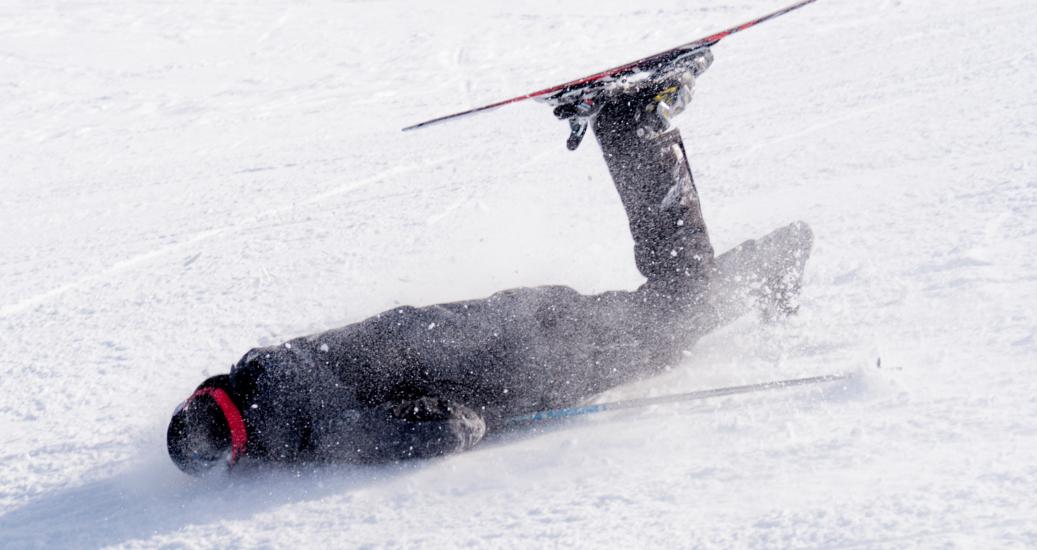 Skieur planté dans la neige