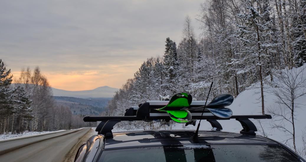 Des skis sur le toit