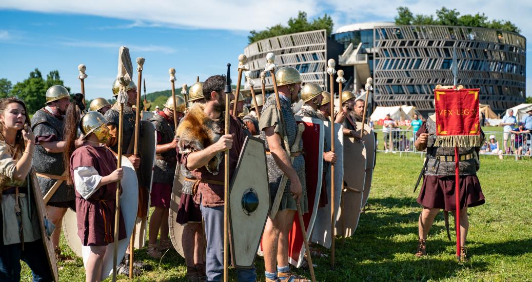 Des romains devant le MuséoParc