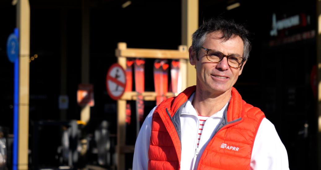 Une personne "gilet rouge" cet hiver