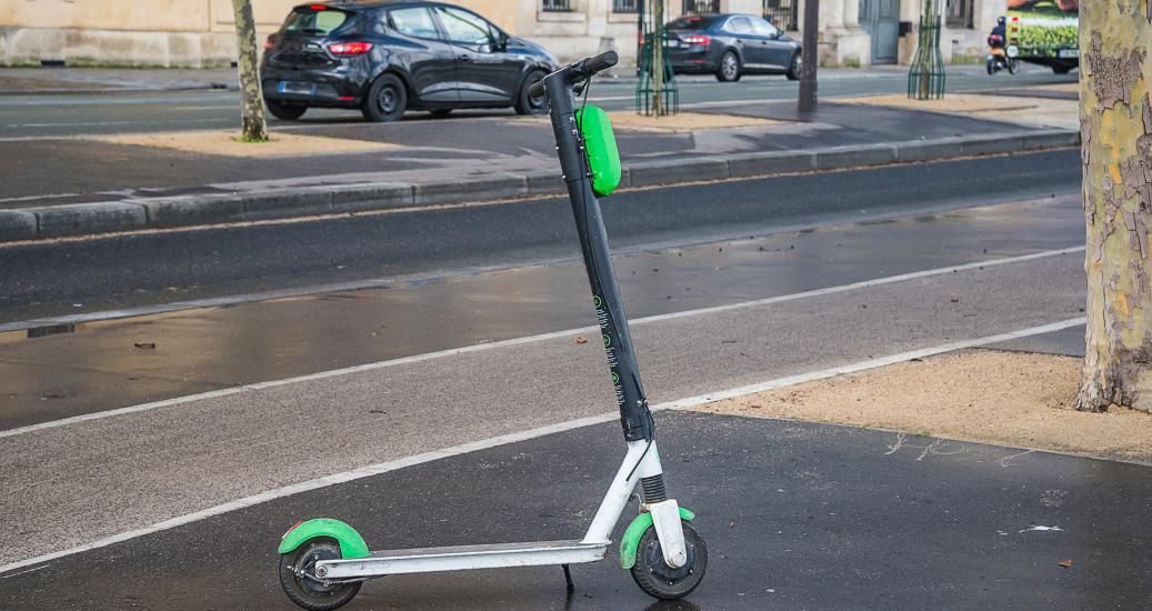 Trottinettes électriques sur le trottoir