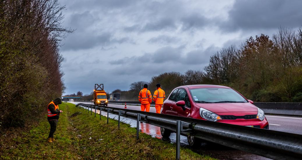 Voiture en panne sur autoroute