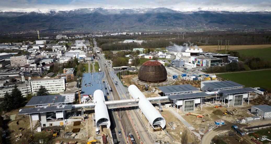 Vue CERN pose panneaux 