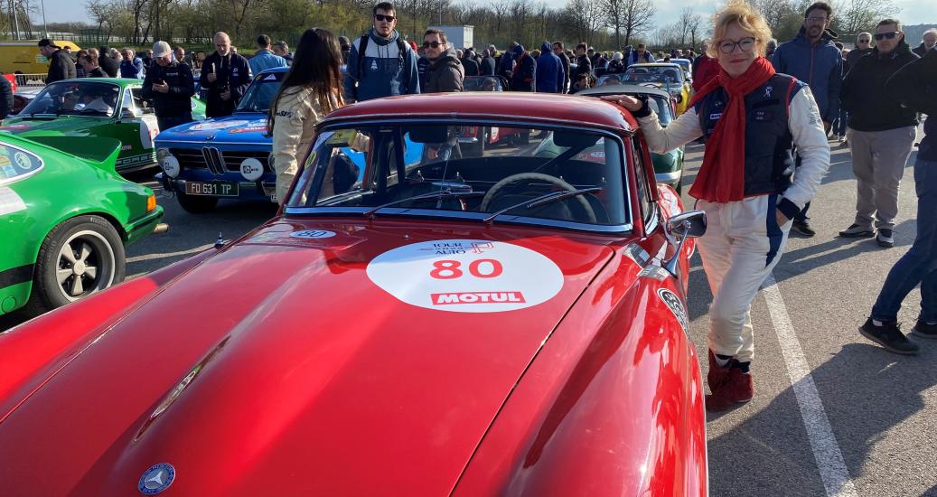 Patricia Poelart et sa Mercedes 190 SL de 1963