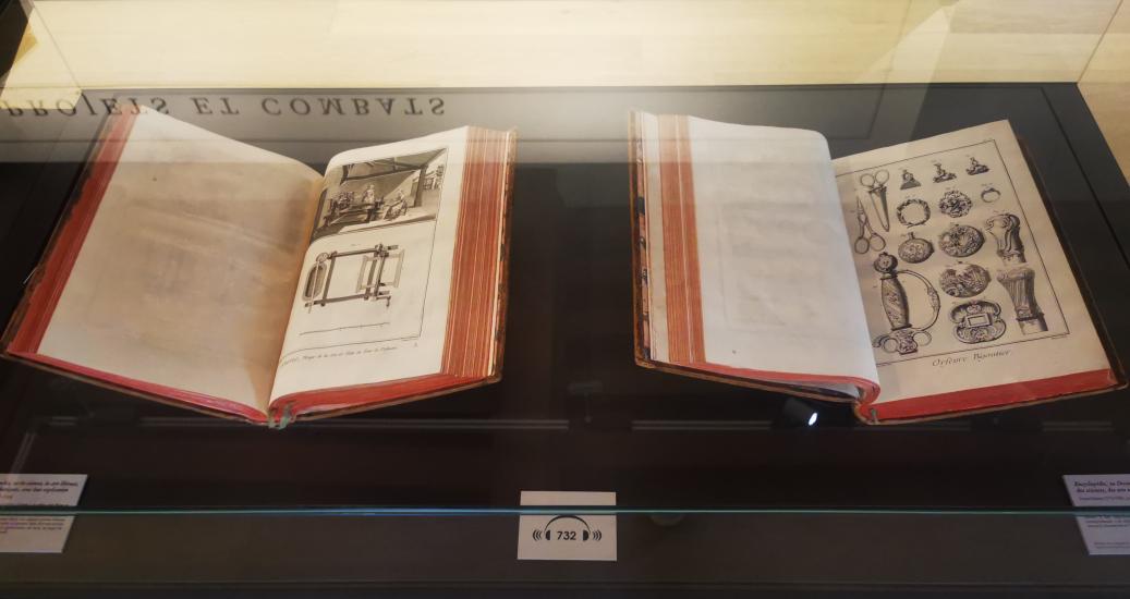 2 volumes de l'encyclopédie ouverts à la maison de Lumières