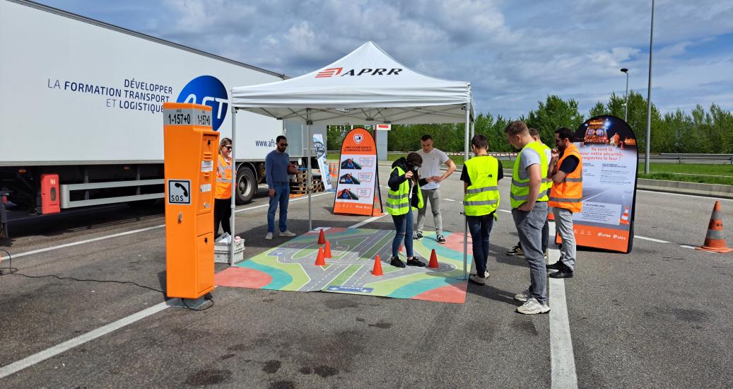 Ateliers et lycéens conduite routière sur l'aire de Romagnieu