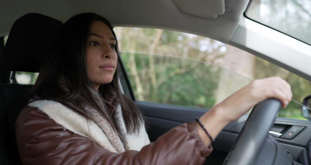 Une jeune femme au volant