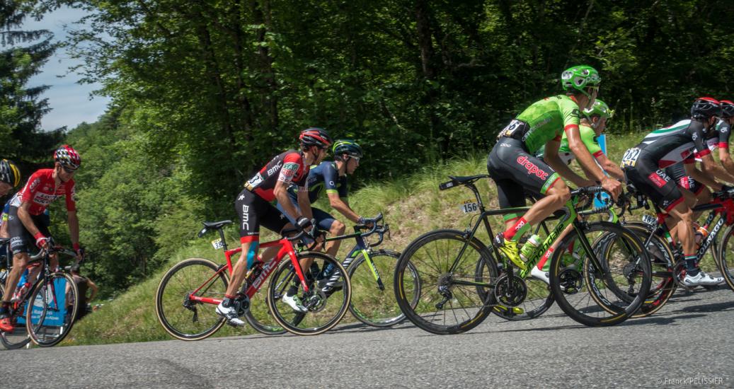 Les coureurs du Tour en montagne