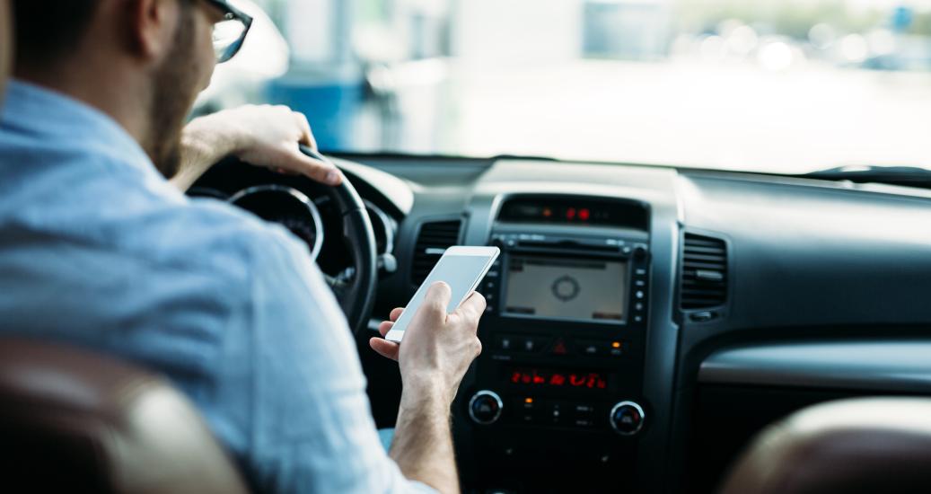 Jeune conducteur inattentif