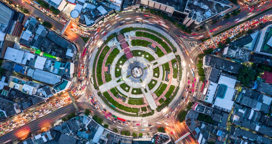 Rond-point vu de haut la nuit