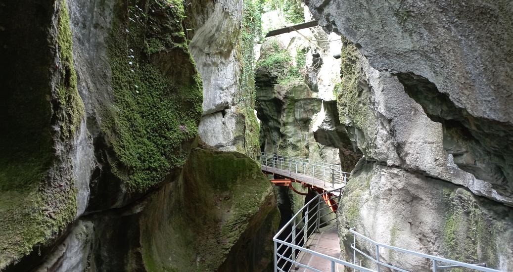 Passerelle au milieu des Gorges du Fier