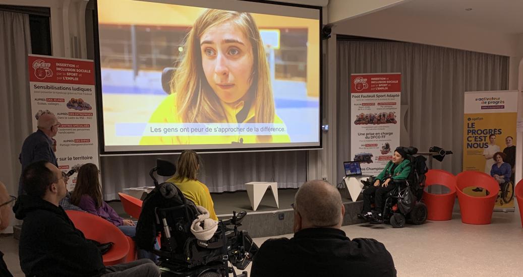 La première projection en public du film promotionnel, en compagnie de certains joueurs du DFCO Foot Fauteuil