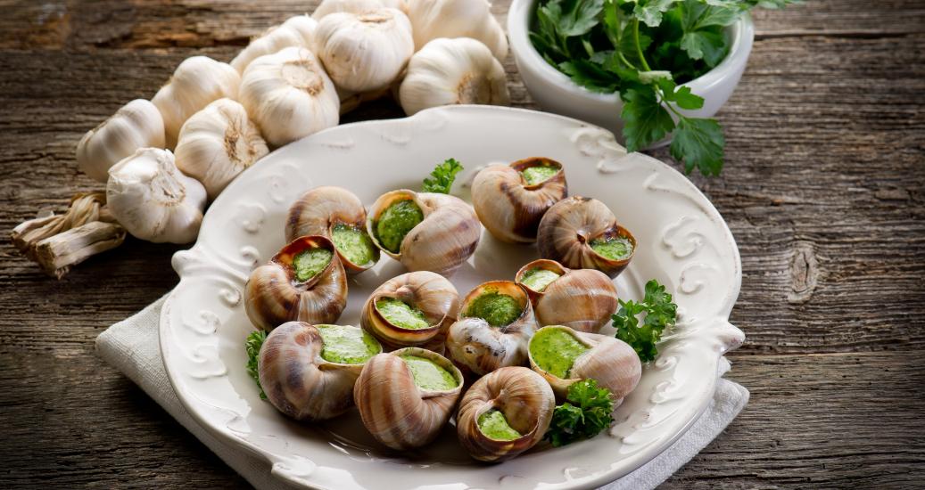 Un plat d'escargot beurré et persillé