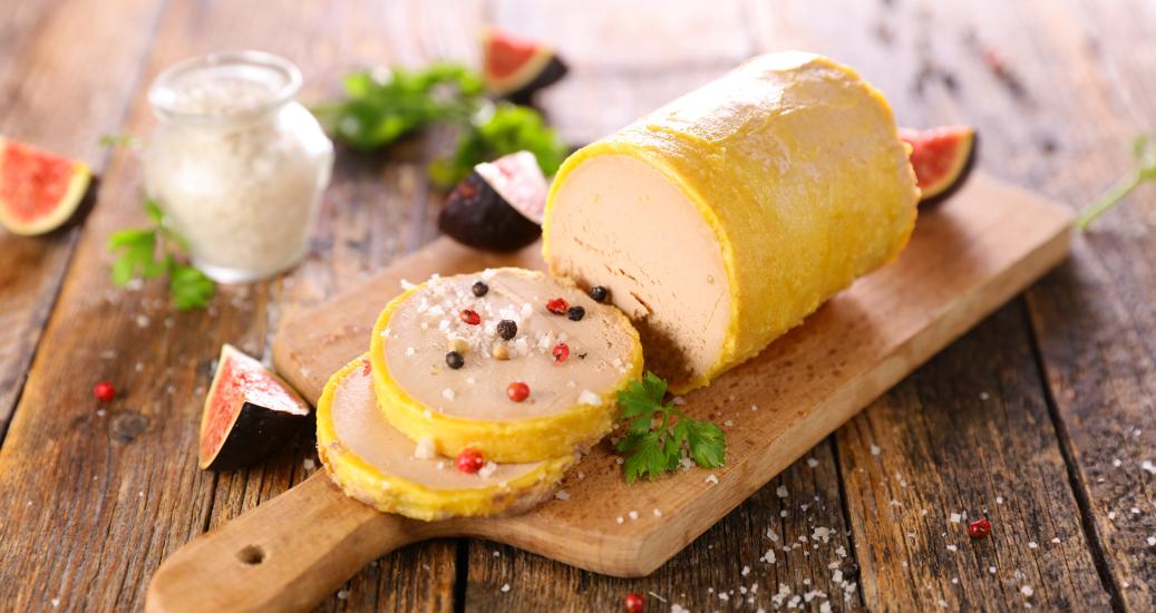 Des tranches de foie gras sur une planche à découper