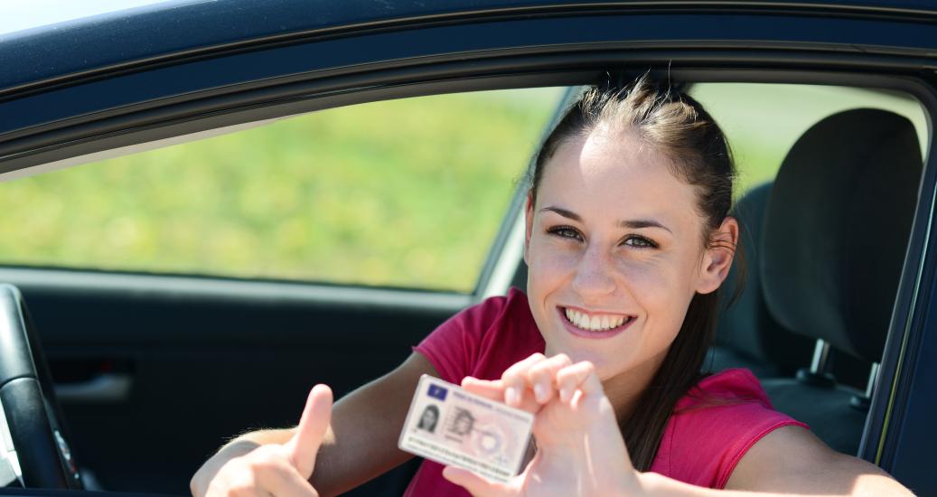 Jeune femme permis français voiture