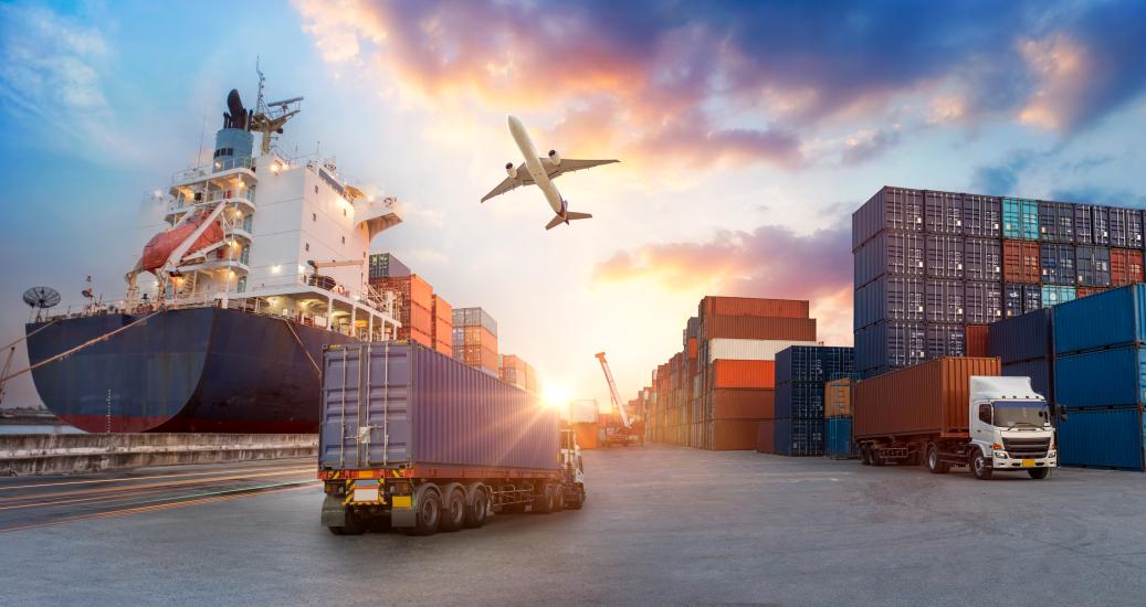 Un bateau, des poids-lourds et un avion