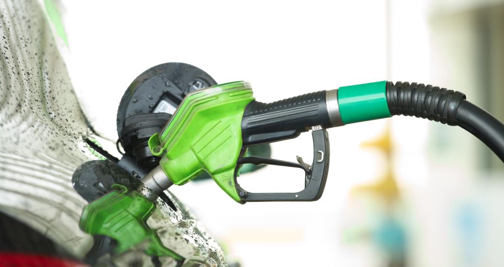 Voiture remplissant son réservoir avec un pistolet à essence vert
