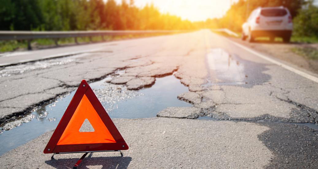 Un panneau accident sur une route accidenté 