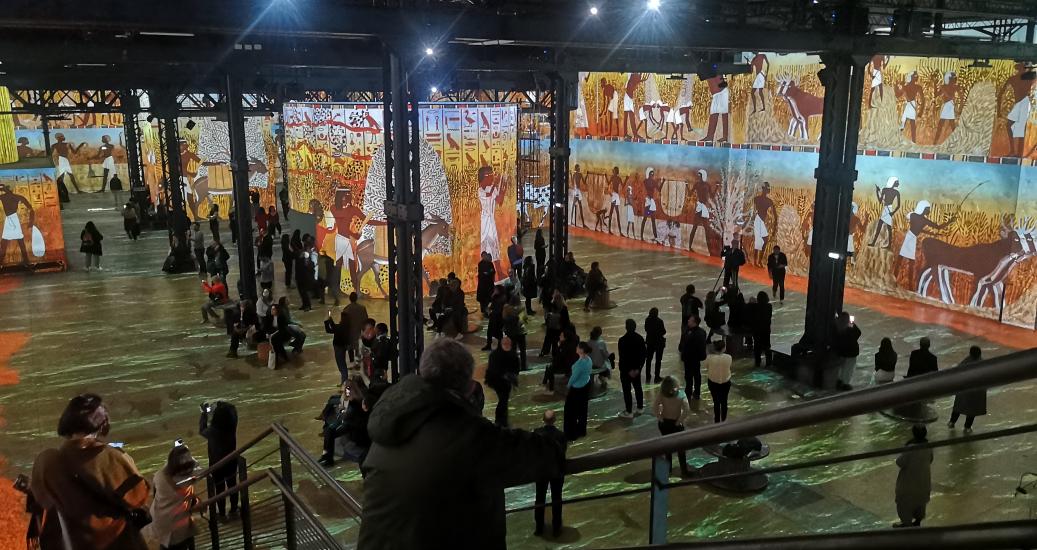 Plan large de l'Atelier des Lumières durant l'exposition : "L'Egypte des Pharaons : de Khéops à Ramsès II"