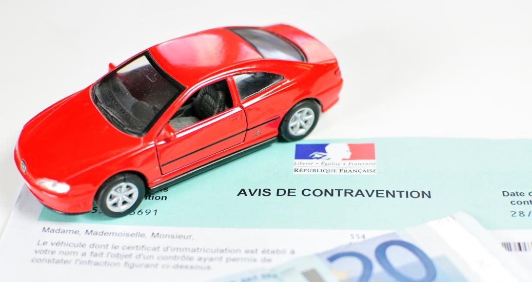 Voiture rouge avis de contravention