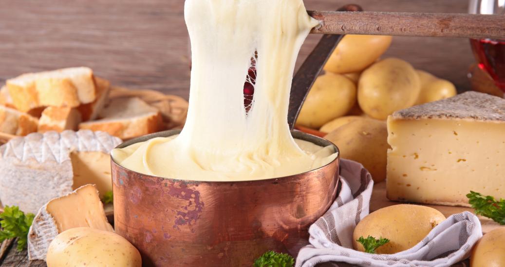 Plat d'aligot, avec Tome d'Auvergne et pomme de terre autour.