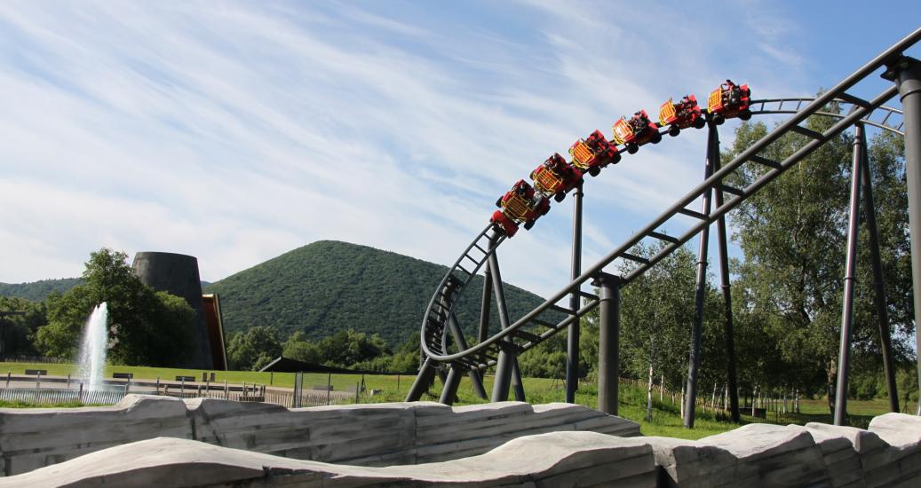 Namazu et cône extérieur au Parc Vulcania