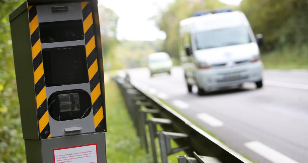 radar automatique sur le bord d'une route où circulent des véhicules