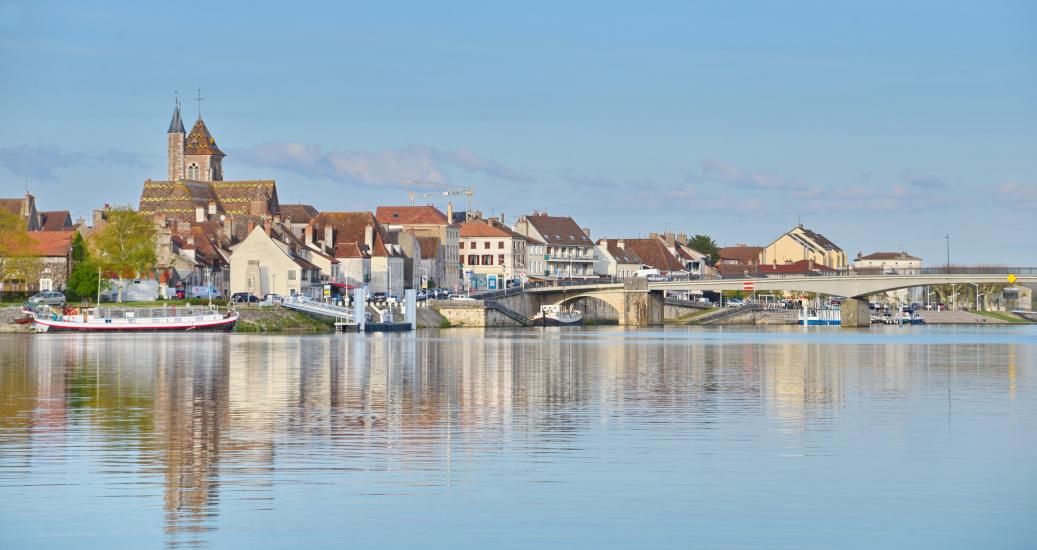 Saint Jean de Losne, bateau, pont et ville