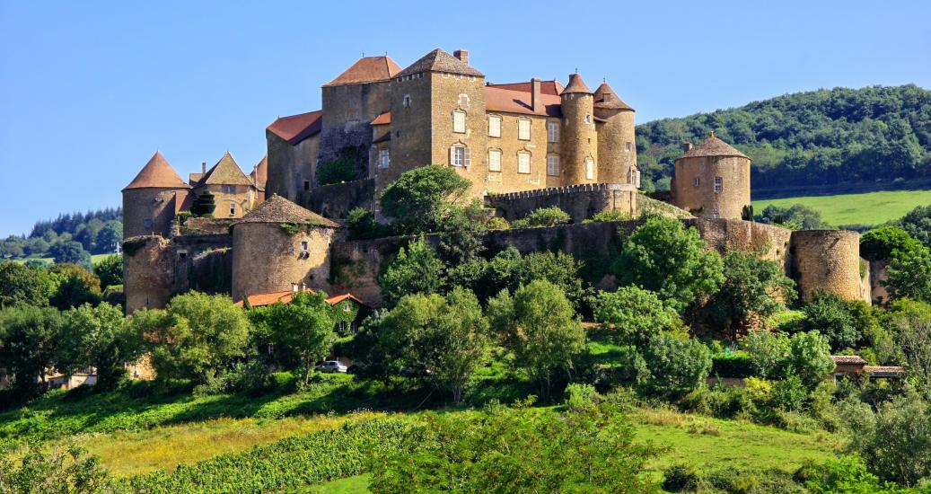 Plan large du château de Berzé, en haut d'une colline