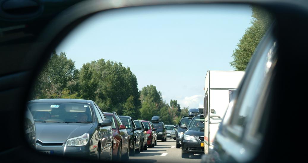 Bouchon vu dans un rétroviseur