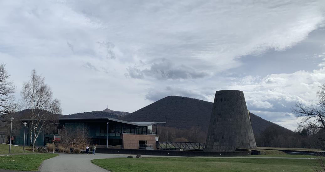 Le parc Vulcania a été conçu par des architectes dans le but de se fondre dans le décor.