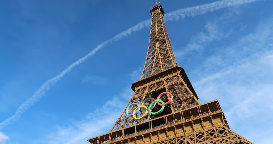 Tour Eiffel et logo olympique - Editorial_Use_Only