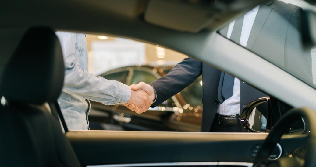 Poignée de main vu de l'intérieur d'une voiture
