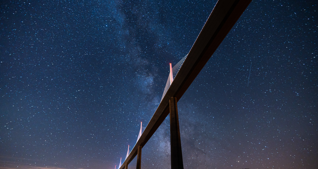 Viaduc de Millau de nuit en 2023 - vue d'en bas