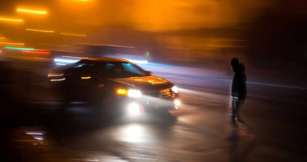 Sur la route, situation dangereuse de nuit sous la pluie