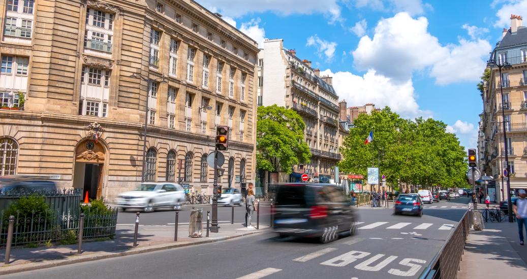 Fourgon qui passe au feu orange - Paris