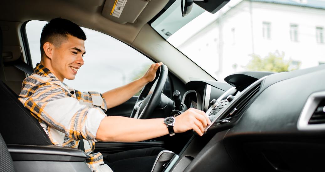 Conducteur qui règle son autoradio