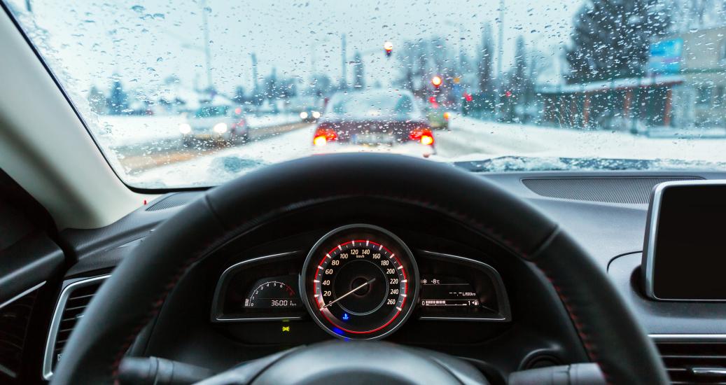 Voiture volant pluie et neige