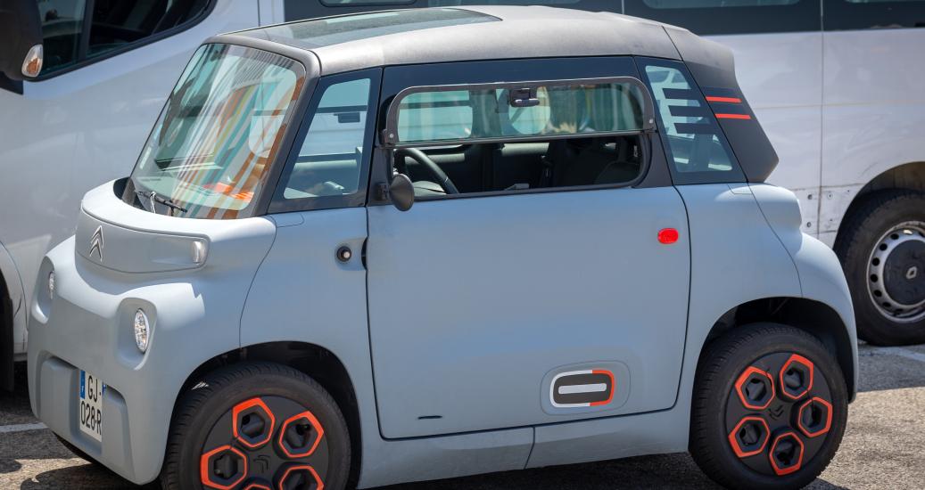 Marignane, Bouches-du-Rhône, France - 29 05 2023 : voiture sans permis électrique de marque Citroën Ami garée sur une place de parking