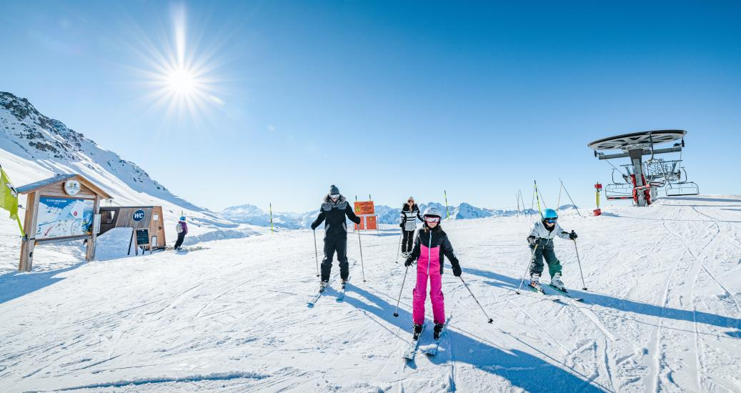 Skieurs à la station de Saint François Lonchamp en Savoie